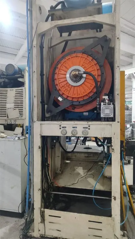 Manutenção em freio e embreagem de prensa industrial